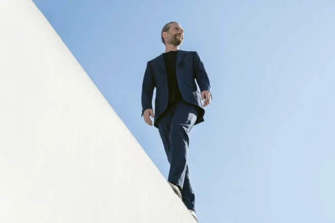 Niklas Boers walking up.