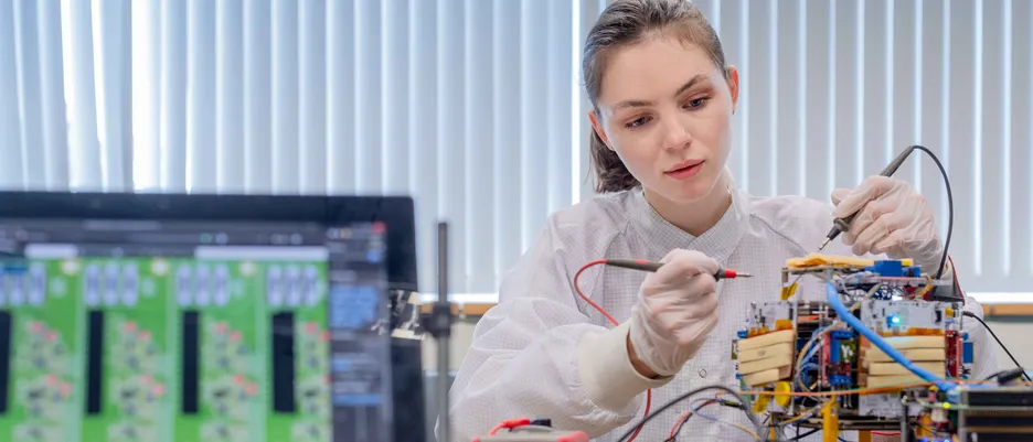  Studierende erforschen im ersten lehrstuhlübergreifenden Ausbildungsprojekt der Fakultät für Luftfahrt, Raumfahrt und Geodäsie wie sich Space Debris-Modelle validieren und verbessern lassen.