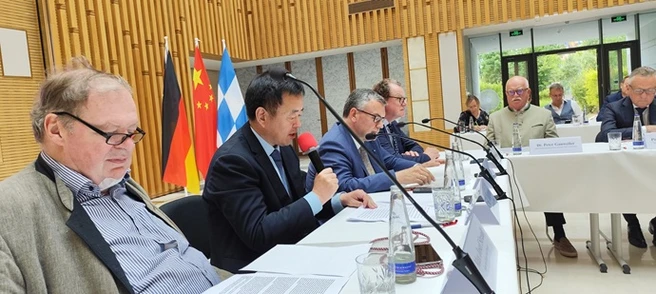 StM Dr. Florian Herrmann vertrat die Bayerische Staatsregierung (3. v.l.), daneben der neue Chinesische Generalkonsul mit Mikrofon