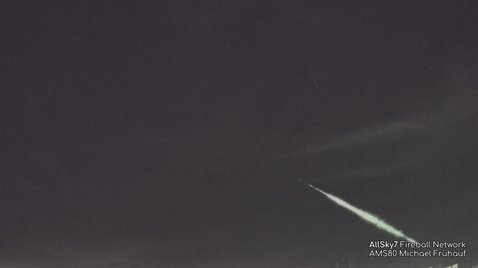 Foto eines Meteors, aufgenommen von der AllSky7 Kamera AMS80 am 10.11.2021.