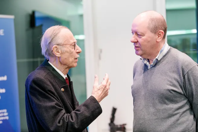 Dr. Bröll und Prof. De Vries