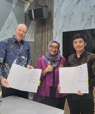 Meeting with Prof. Dr. Ir. Jamari - Dean of Faculty Engineering UNDIP (right) and Prof. Dr. Wiwandari Hidanyani (middle) -  head of department Urban and regional planning)